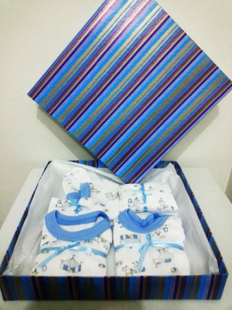 ajuar h: caja colores-camisita-body-pantalon-mitones- PRECIO:13.990